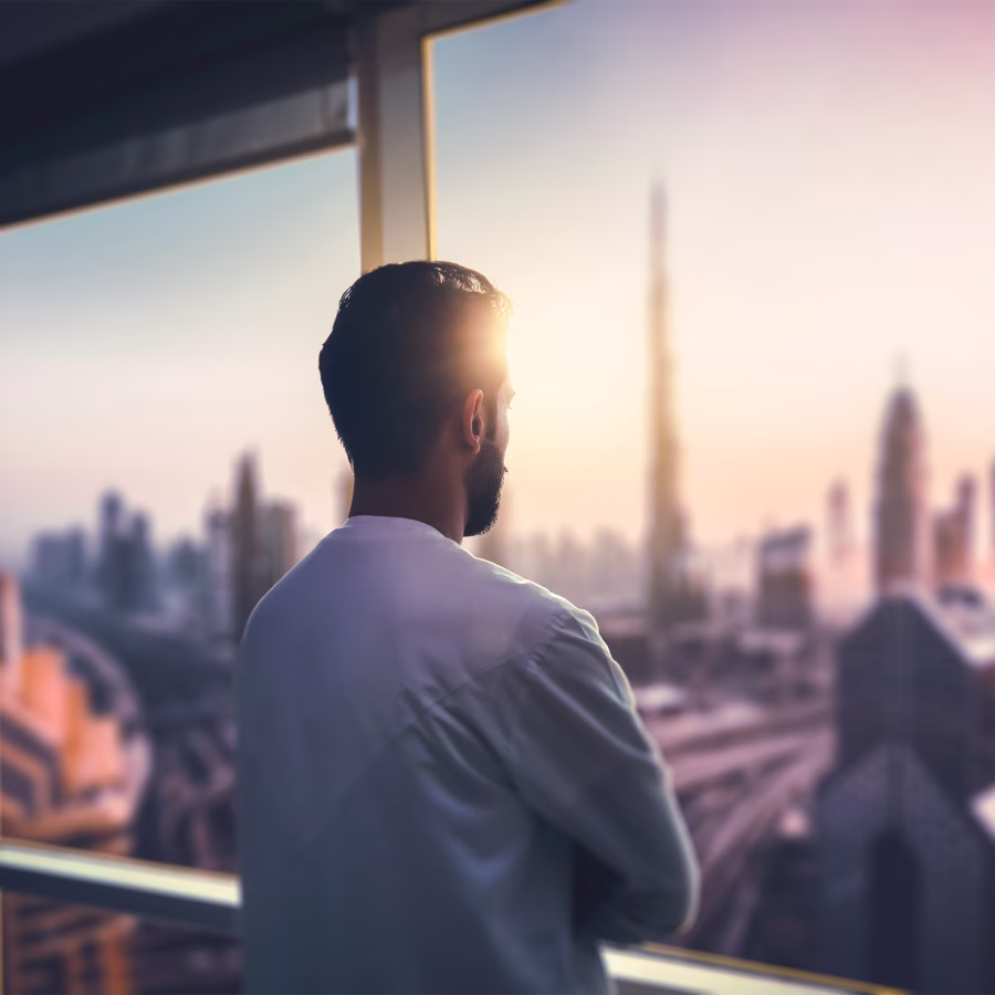 Persona satisfecha con la seguridad de las operaciones de ON.