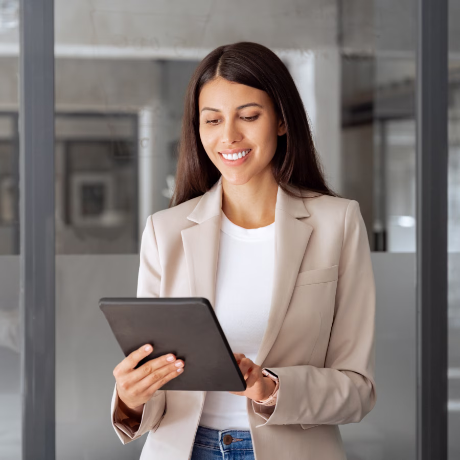 Persona accediendo a Monex Investor, la manera más eficiente de invertir tu dinero.